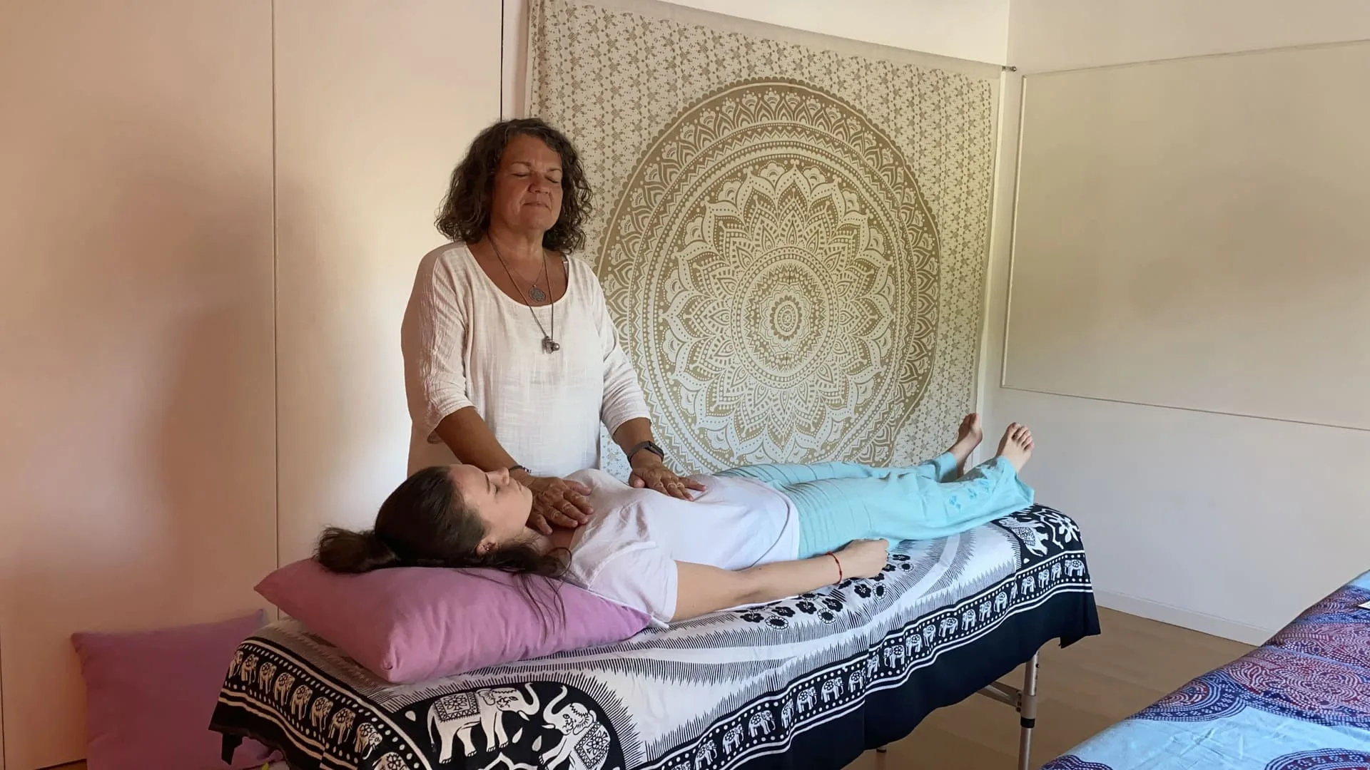 espacio-de-tranquilidad-mujer-acostada-en-camilla-con-la-terapeuta-a-un-lado-